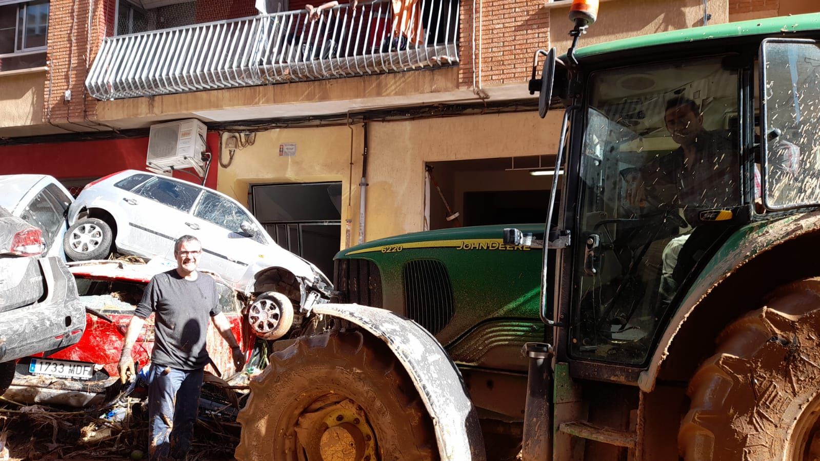 Miguel Asins, junto a su tractor este jueves, con el que ya ha retirado un centenar de vehículos.