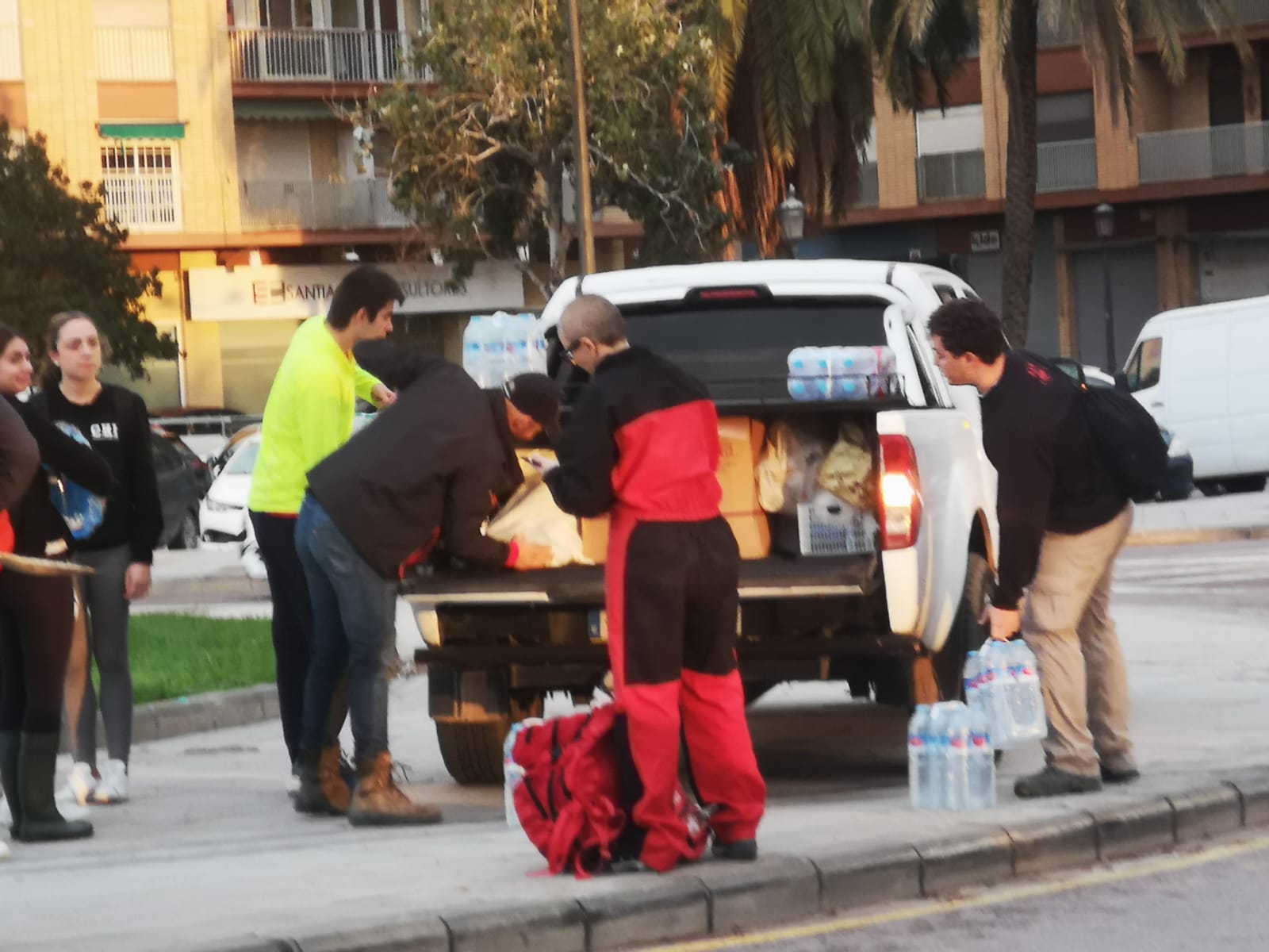 Fotos de la oleada de solidaridad: los valencianos acuden en masa a ayudar a los afectados por la DANA