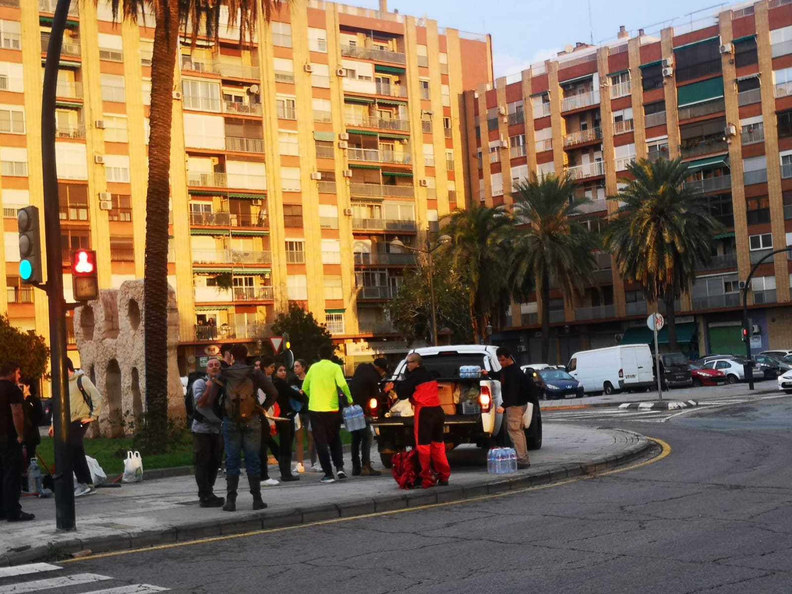 Fotos de la oleada de solidaridad: los valencianos acuden en masa a ayudar a los afectados por la DANA