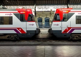 Dos trenes de Cercanías, en la estación del Norte.