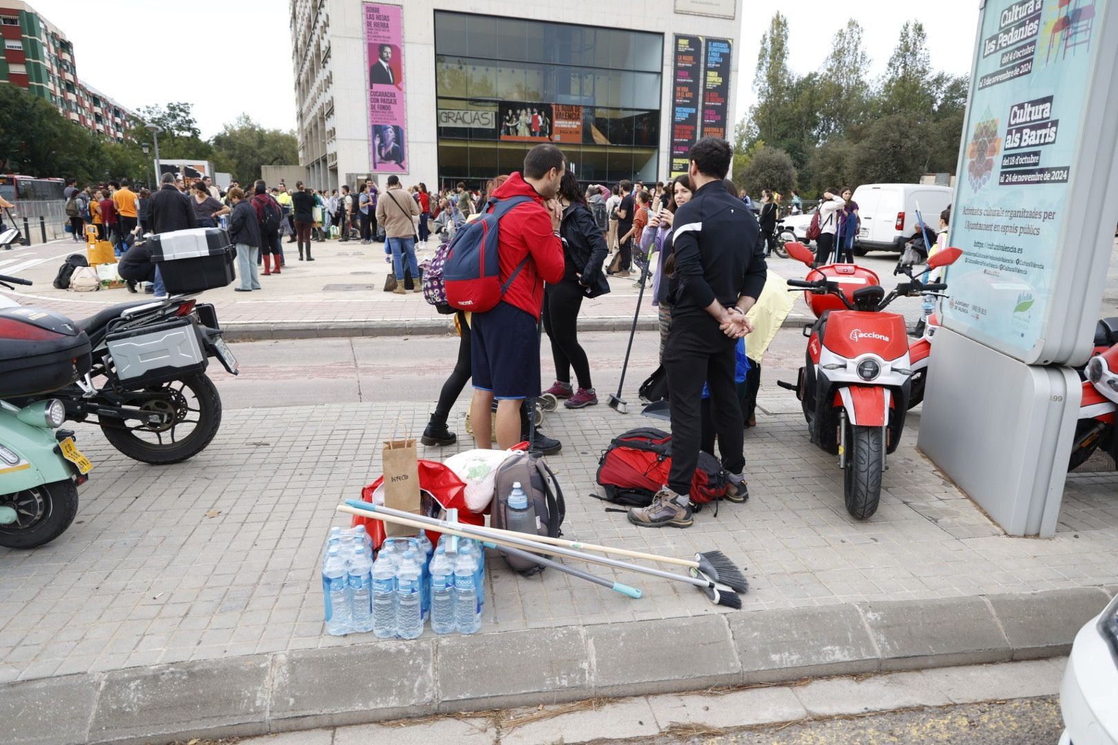 Fotos de la oleada de solidaridad: los valencianos acuden en masa a ayudar a los afectados por la DANA