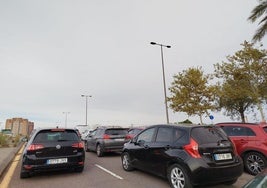 Atasco de coches en el Bulevar Sur, esta mañana.