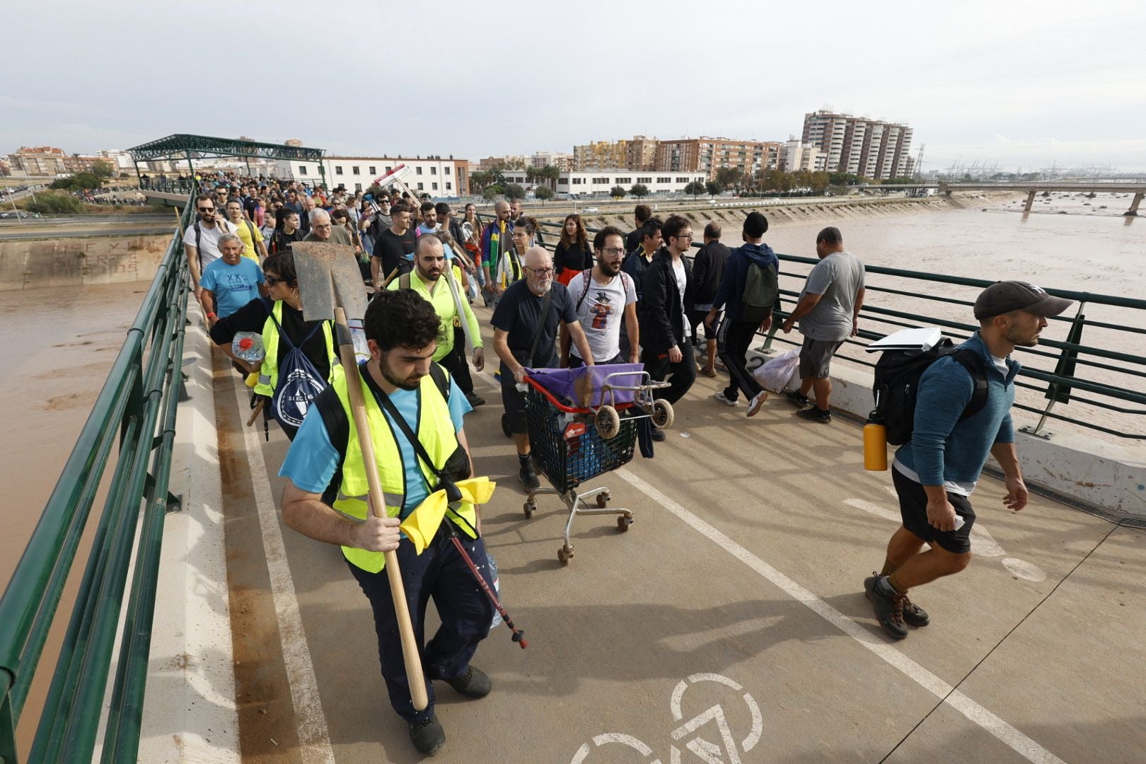 Fotos de la oleada de solidaridad: los valencianos acuden en masa a ayudar a los afectados por la DANA