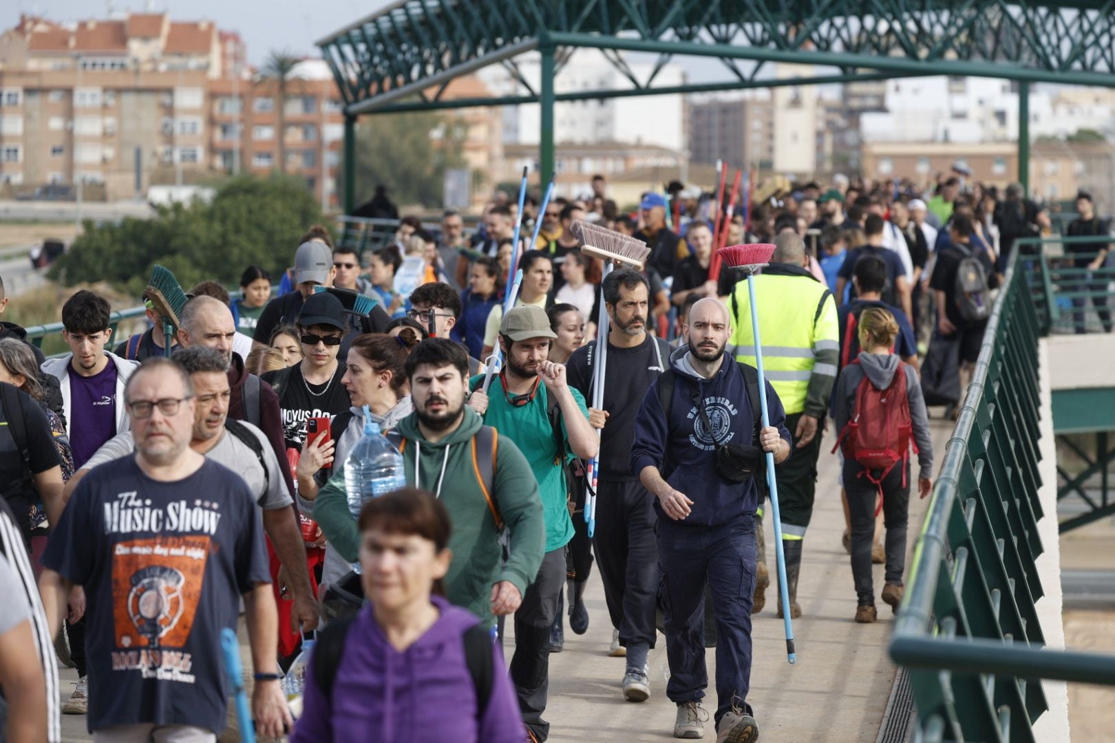 Fotos de la oleada de solidaridad: los valencianos acuden en masa a ayudar a los afectados por la DANA