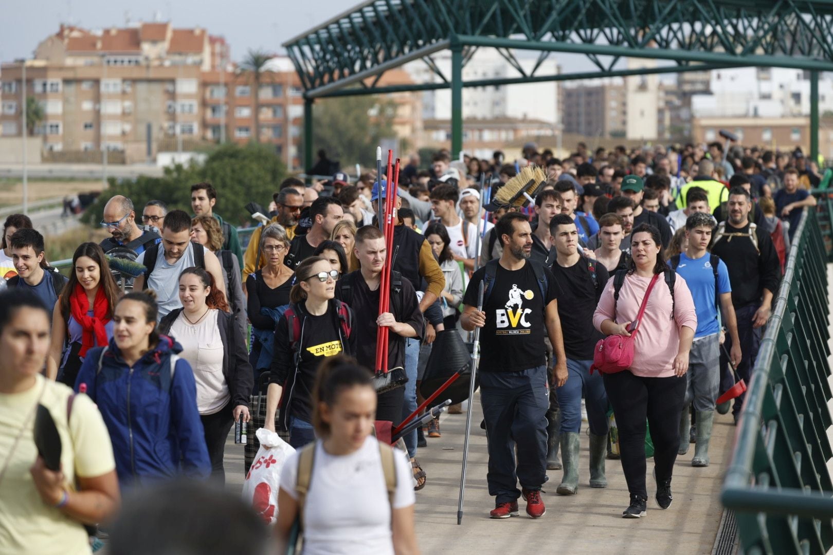 Fotos de la oleada de solidaridad: los valencianos acuden en masa a ayudar a los afectados por la DANA