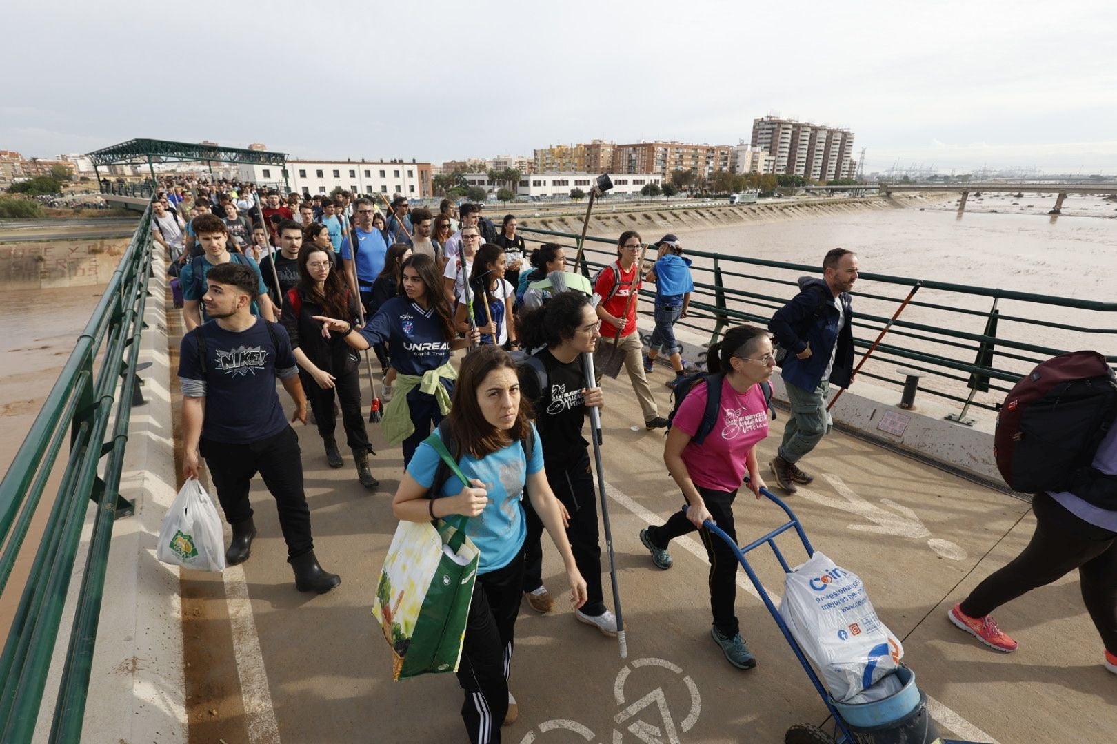 Fotos de la oleada de solidaridad: los valencianos acuden en masa a ayudar a los afectados por la DANA