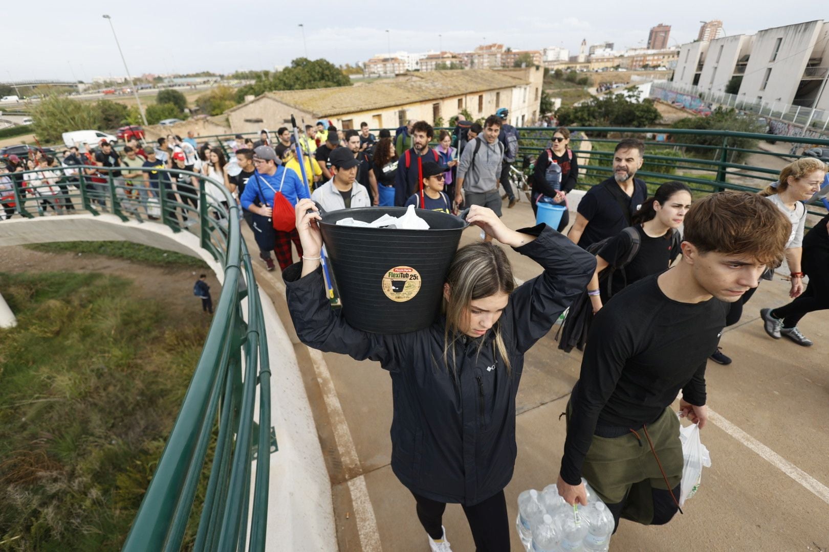 Fotos de la oleada de solidaridad: los valencianos acuden en masa a ayudar a los afectados por la DANA