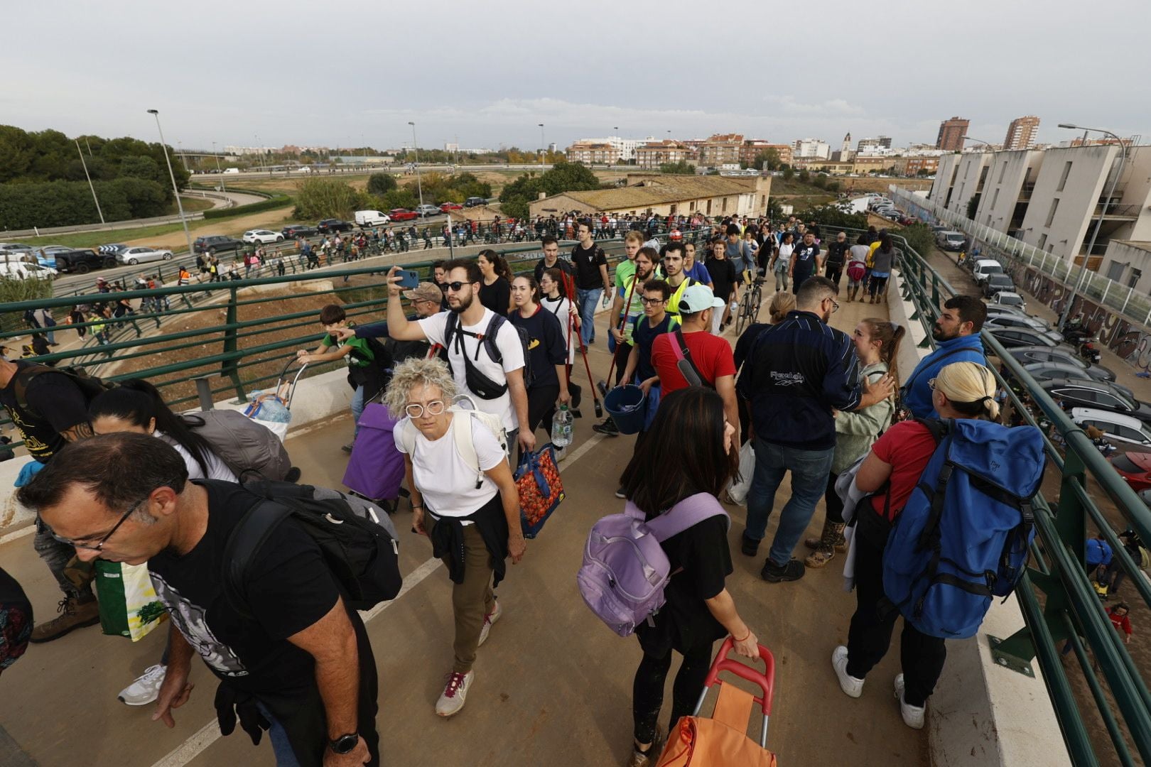 Fotos de la oleada de solidaridad: los valencianos acuden en masa a ayudar a los afectados por la DANA