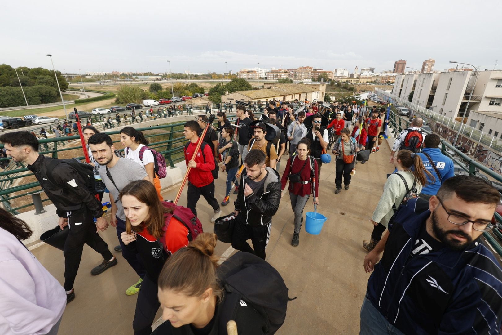 Fotos de la oleada de solidaridad: los valencianos acuden en masa a ayudar a los afectados por la DANA