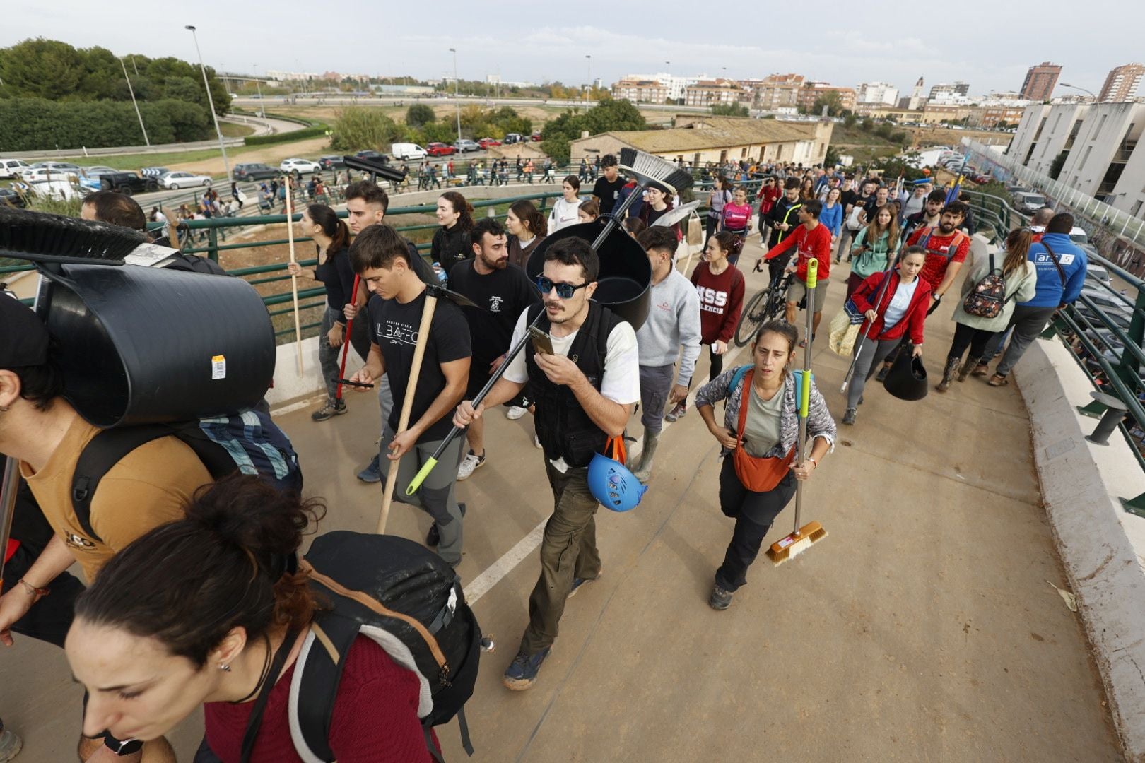 Fotos de la oleada de solidaridad: los valencianos acuden en masa a ayudar a los afectados por la DANA