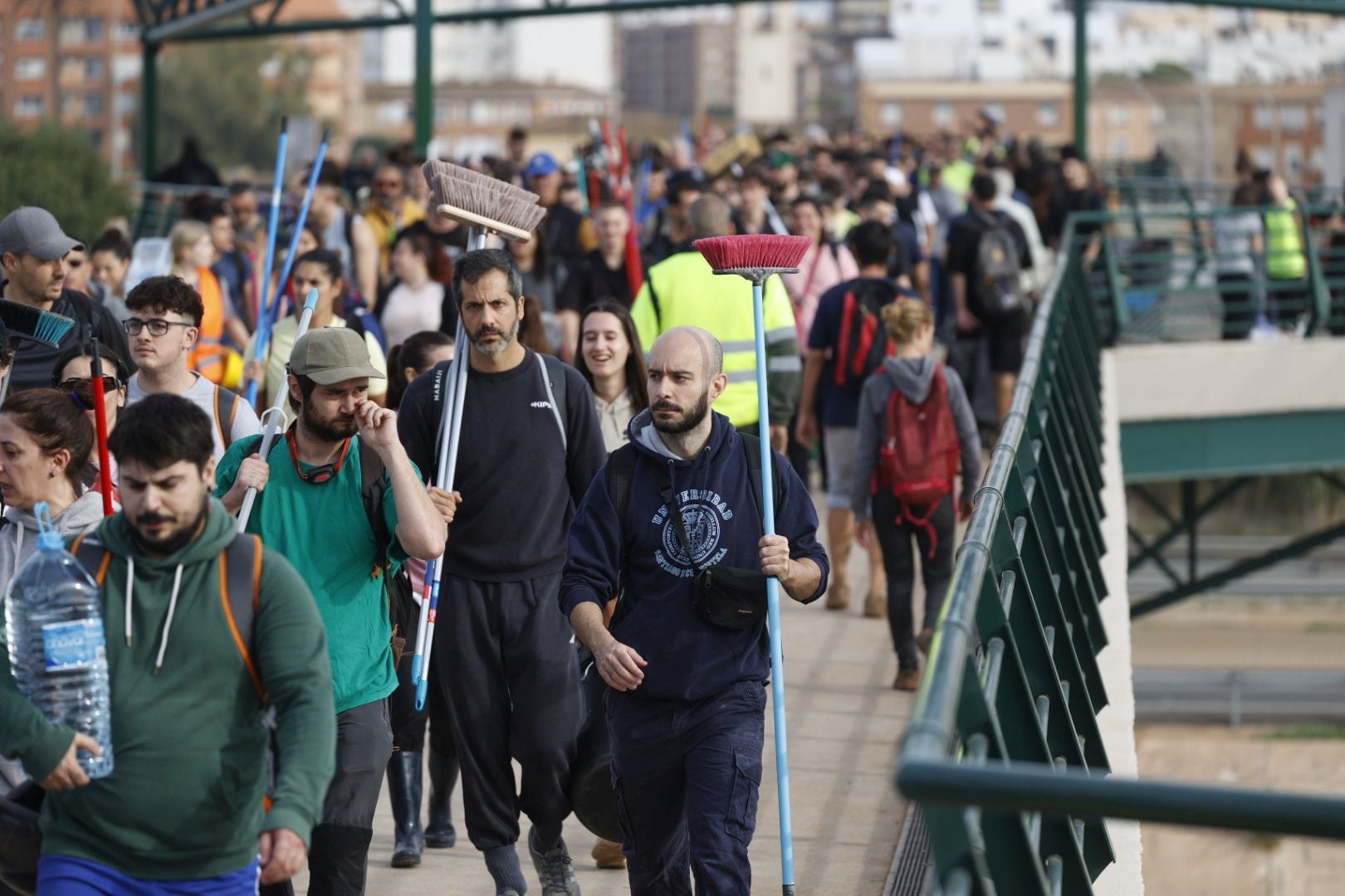 Fotos de la oleada de solidaridad: los valencianos acuden en masa a ayudar a los afectados por la DANA