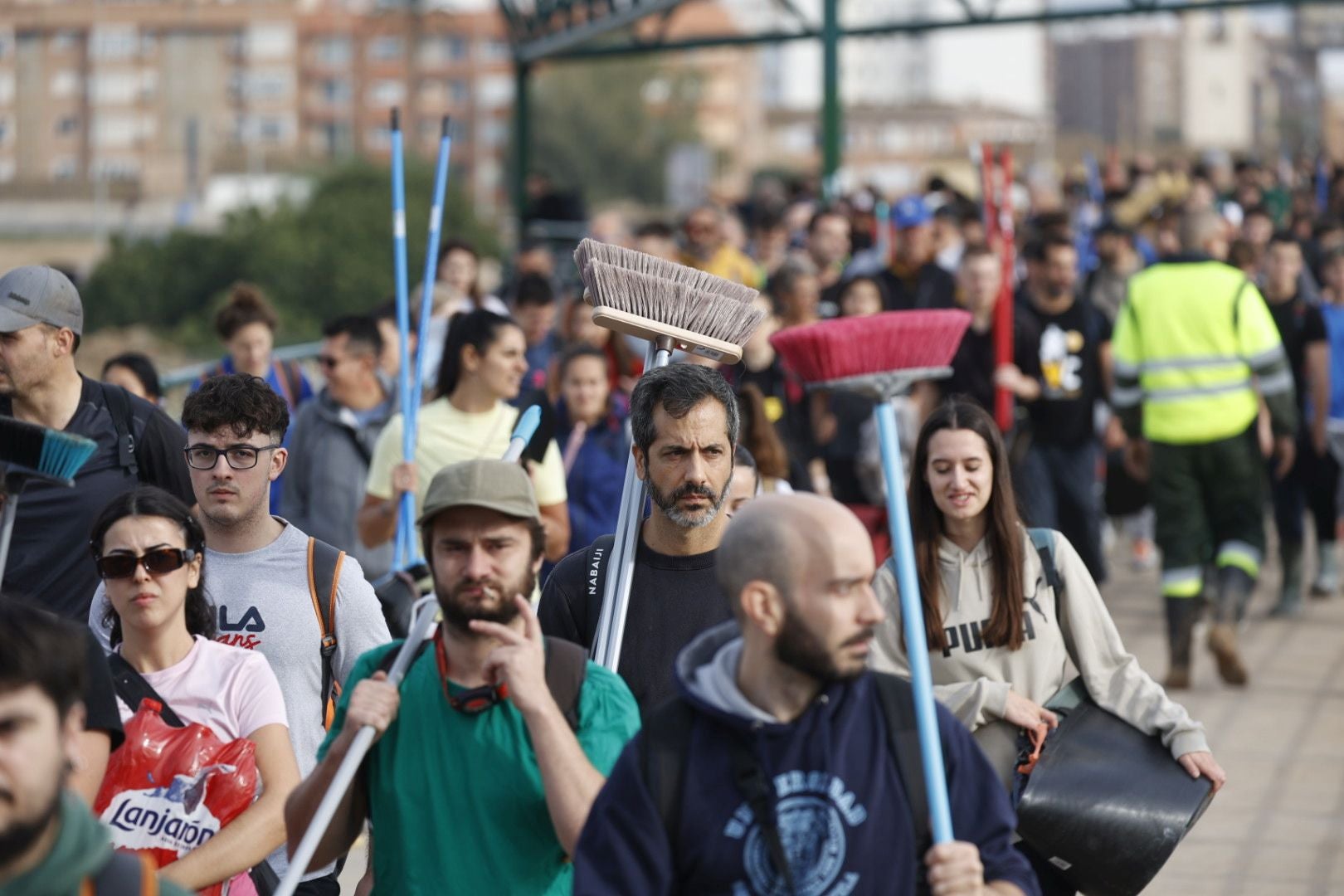 Fotos de la oleada de solidaridad: los valencianos acuden en masa a ayudar a los afectados por la DANA