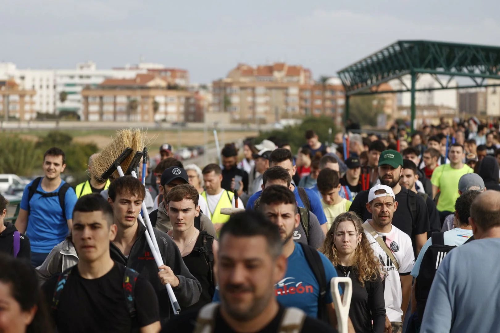 Fotos de la oleada de solidaridad: los valencianos acuden en masa a ayudar  a los afectados por la DANA | Las Provincias