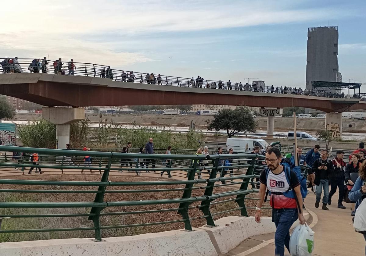 Despliegue de algunos vecinos con botellas de agua y otros enseres cerca del Bulevar Sur para ayudar a los damnificados.