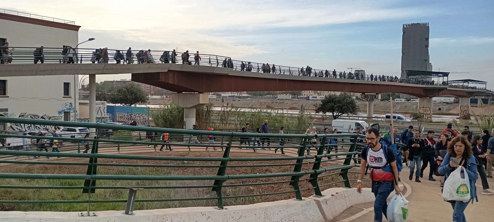 Fotos de la oleada de solidaridad: los valencianos acuden en masa a ayudar a los afectados por la DANA