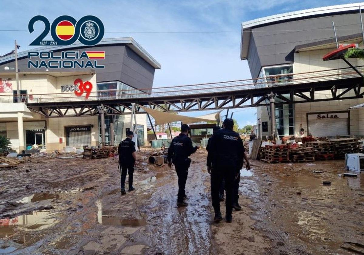 Agentes de policía vigilan uno de los centros comerciales.