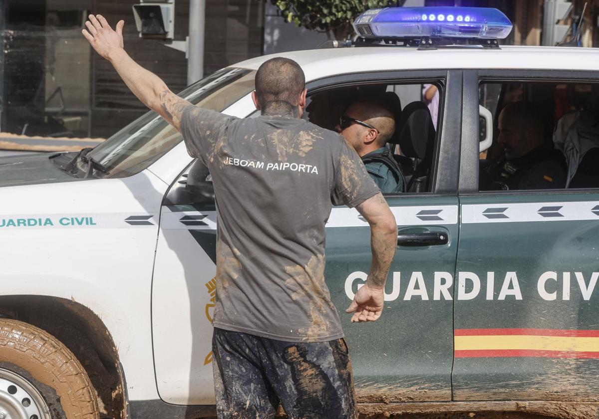 Un vehículo de la Guardia Civil este viernes en Paiporta.