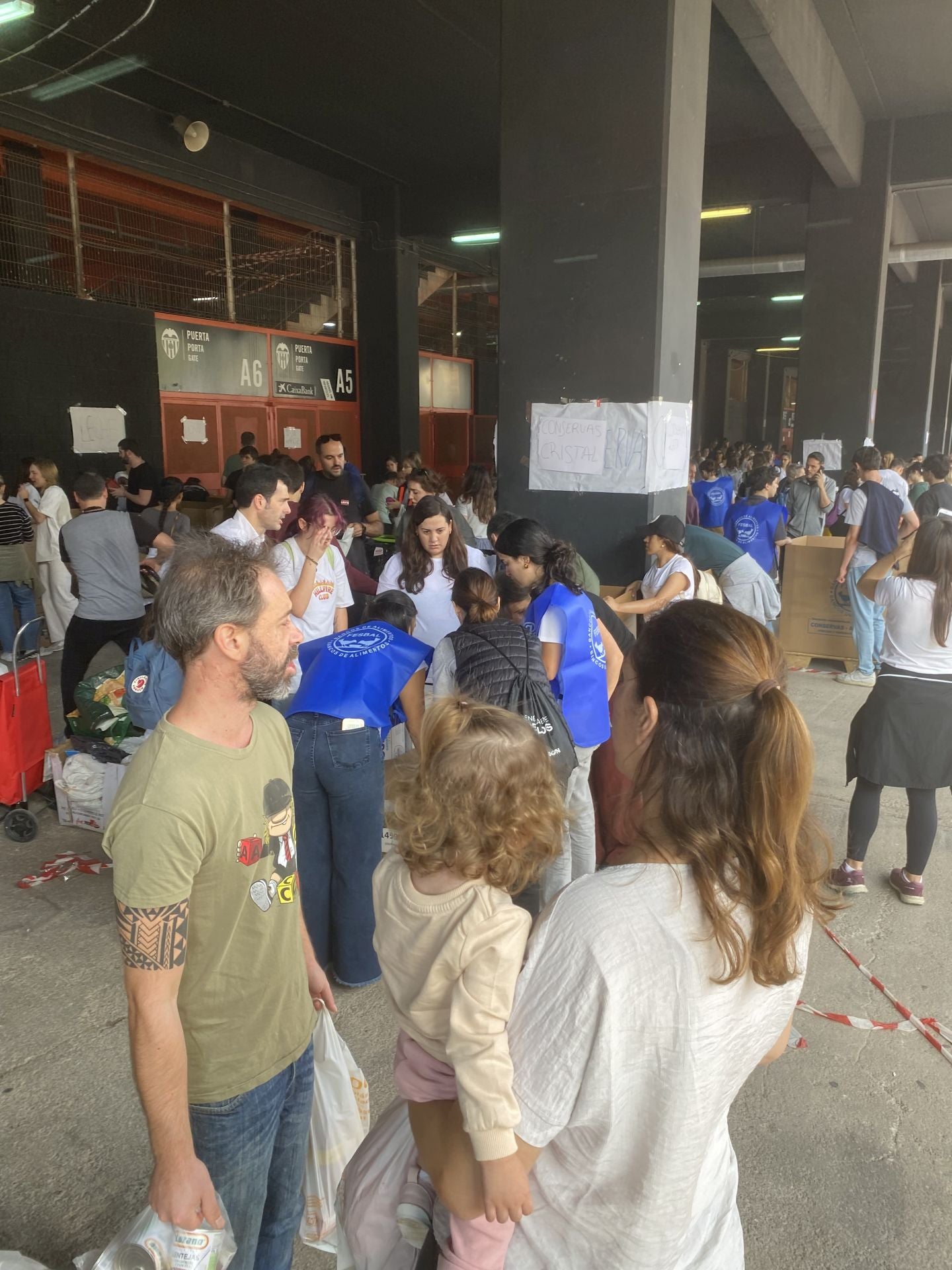 Ciudadanos en los alrededores de Mestalla.