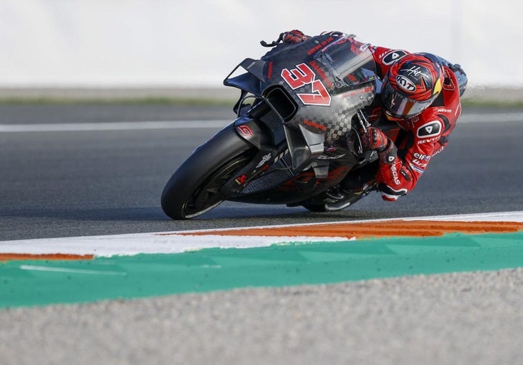 Un piloto entrena en el circuito de Cheste.