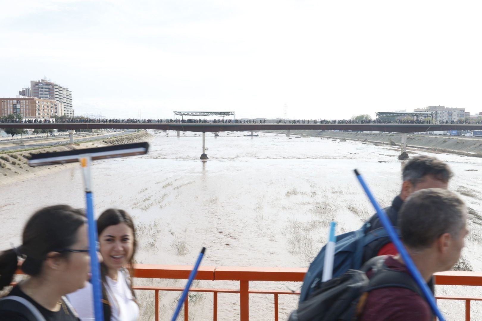 Fotos de la oleada de solidaridad: los valencianos acuden en masa a ayudar a los afectados por la DANA