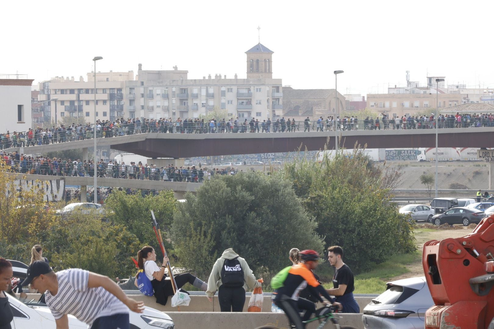 Fotos de la oleada de solidaridad: los valencianos acuden en masa a ayudar a los afectados por la DANA