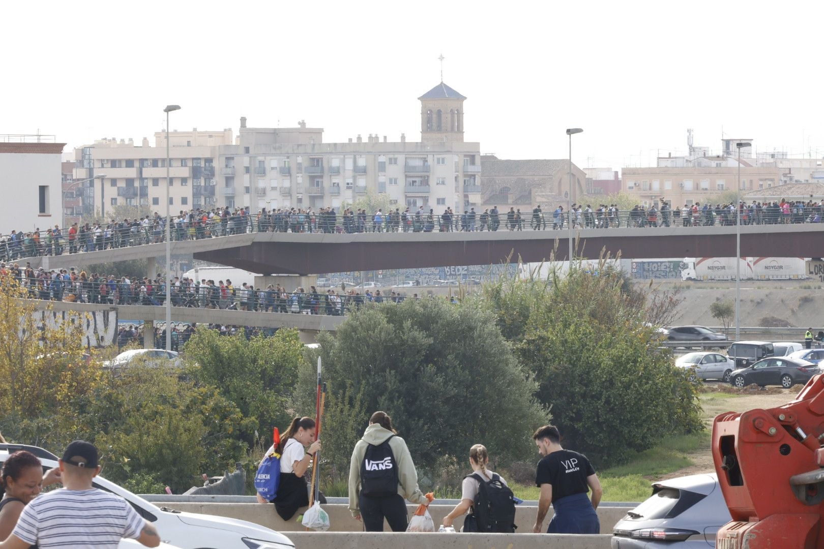 Fotos de la oleada de solidaridad: los valencianos acuden en masa a ayudar a los afectados por la DANA