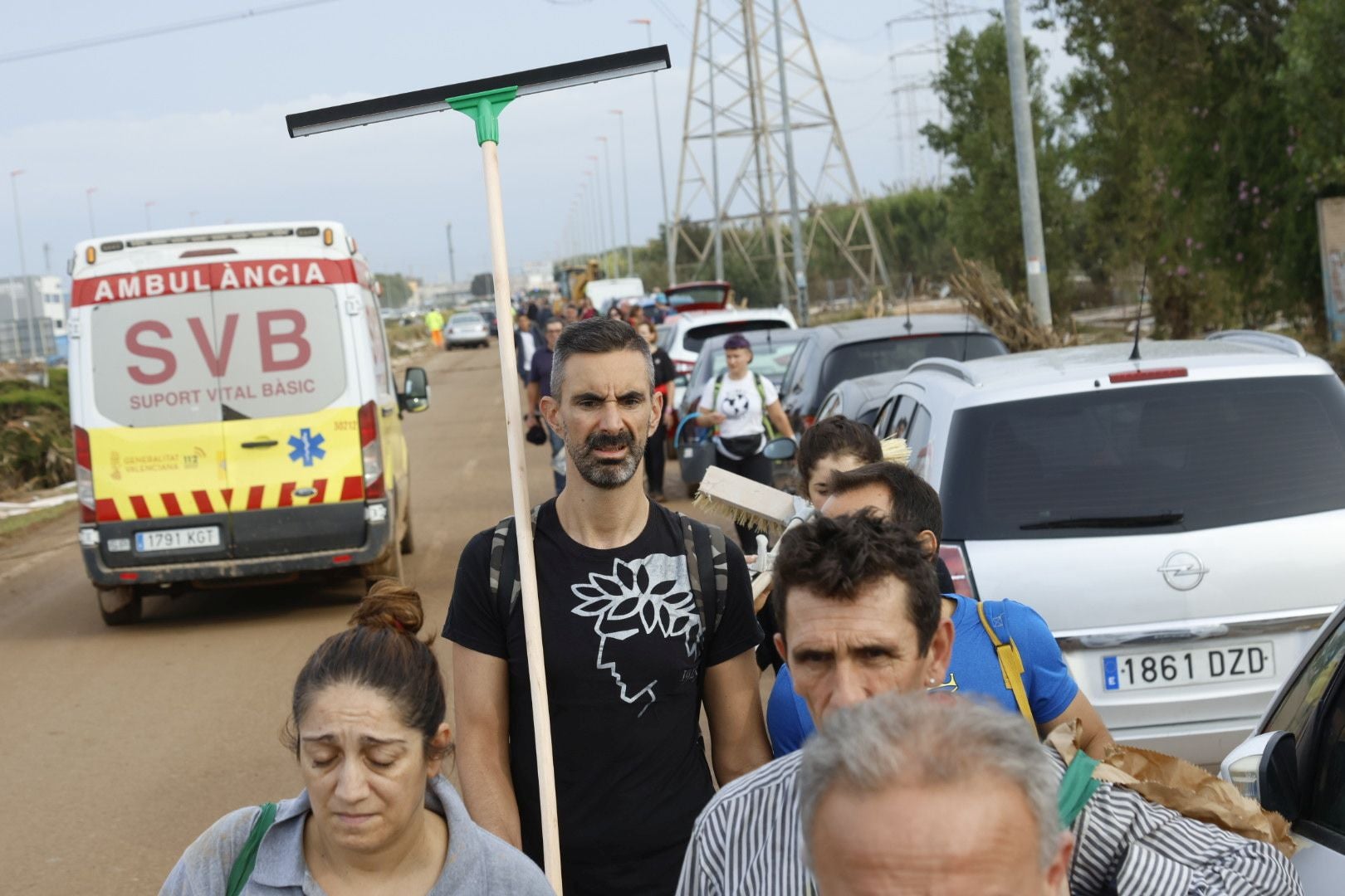 Fotos de la oleada de solidaridad: los valencianos acuden en masa a ayudar a los afectados por la DANA