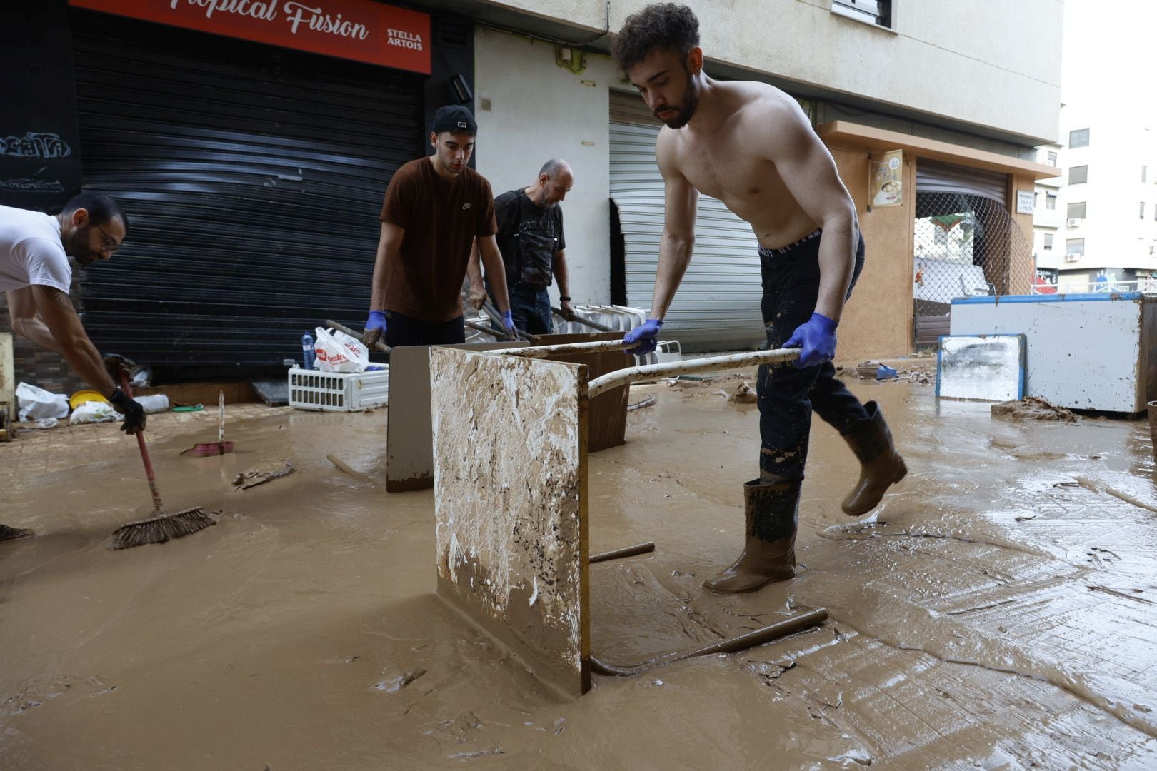 Fotos de la oleada de solidaridad: los valencianos acuden en masa a ayudar a los afectados por la DANA