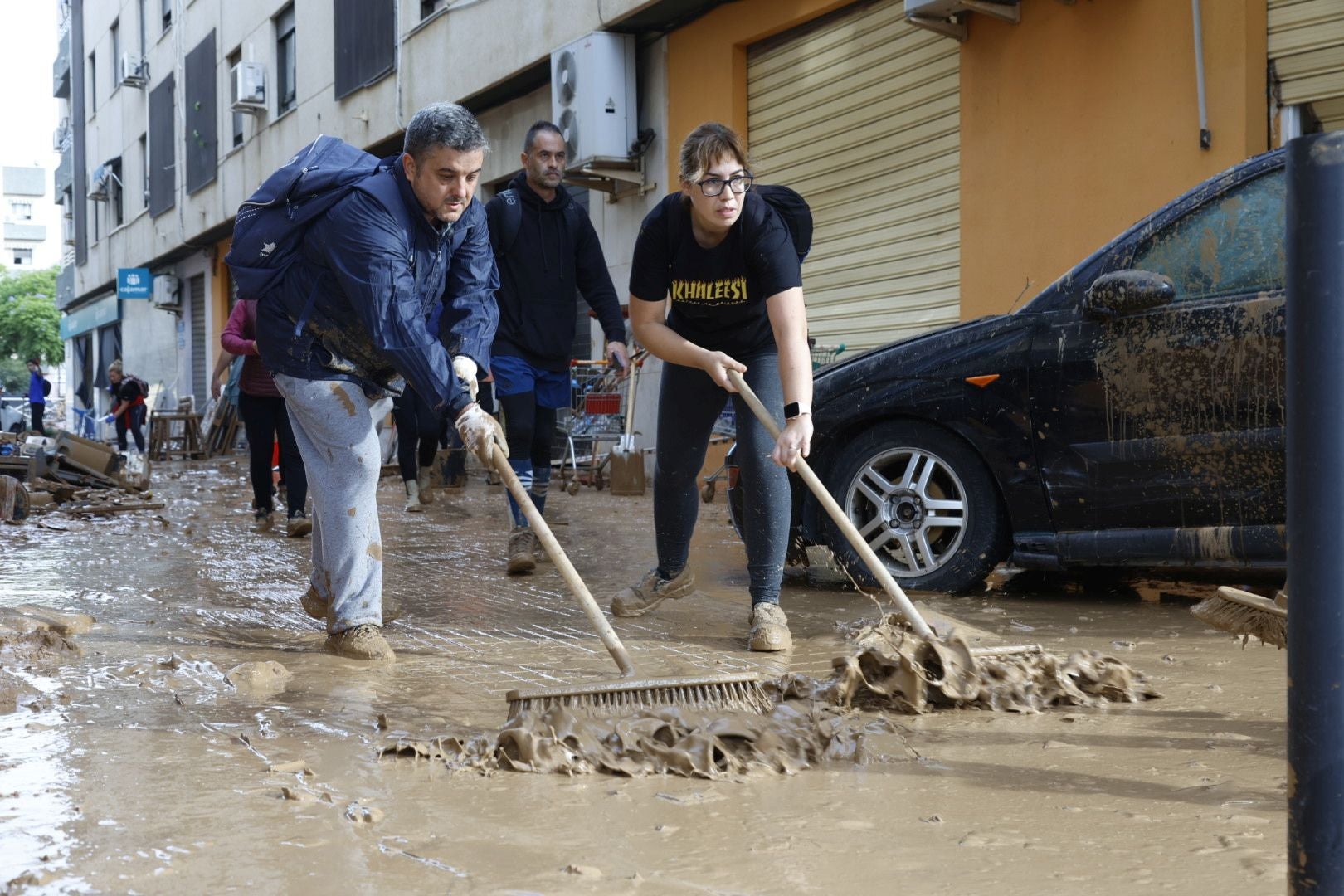 Fotos de la oleada de solidaridad: los valencianos acuden en masa a ayudar a los afectados por la DANA