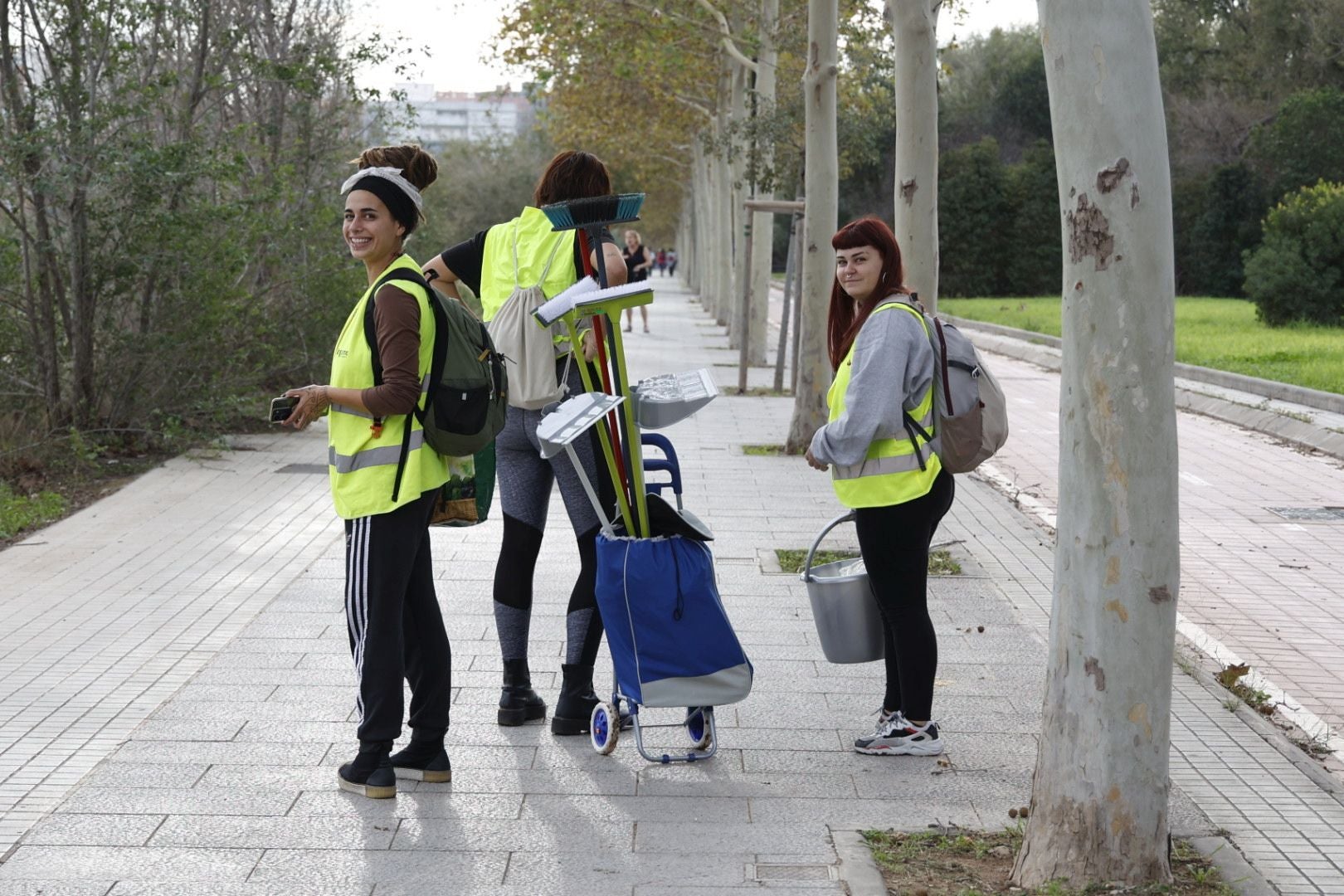 Fotos de la oleada de solidaridad: los valencianos acuden en masa a ayudar a los afectados por la DANA