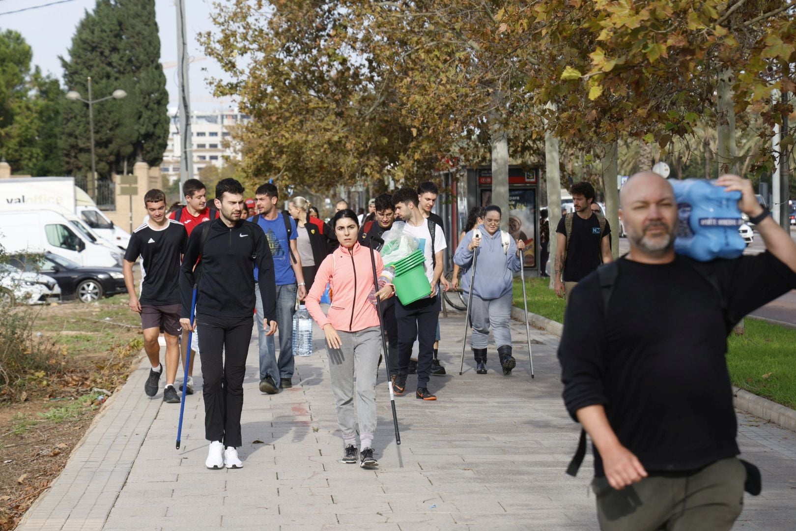 Fotos de la oleada de solidaridad: los valencianos acuden en masa a ayudar a los afectados por la DANA