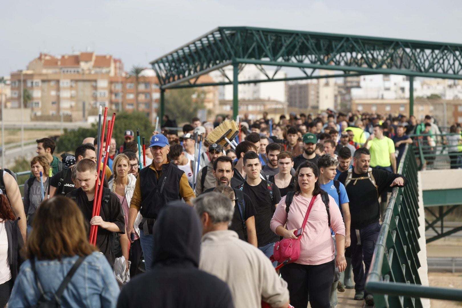 Fotos de la oleada de solidaridad: los valencianos acuden en masa a ayudar a los afectados por la DANA