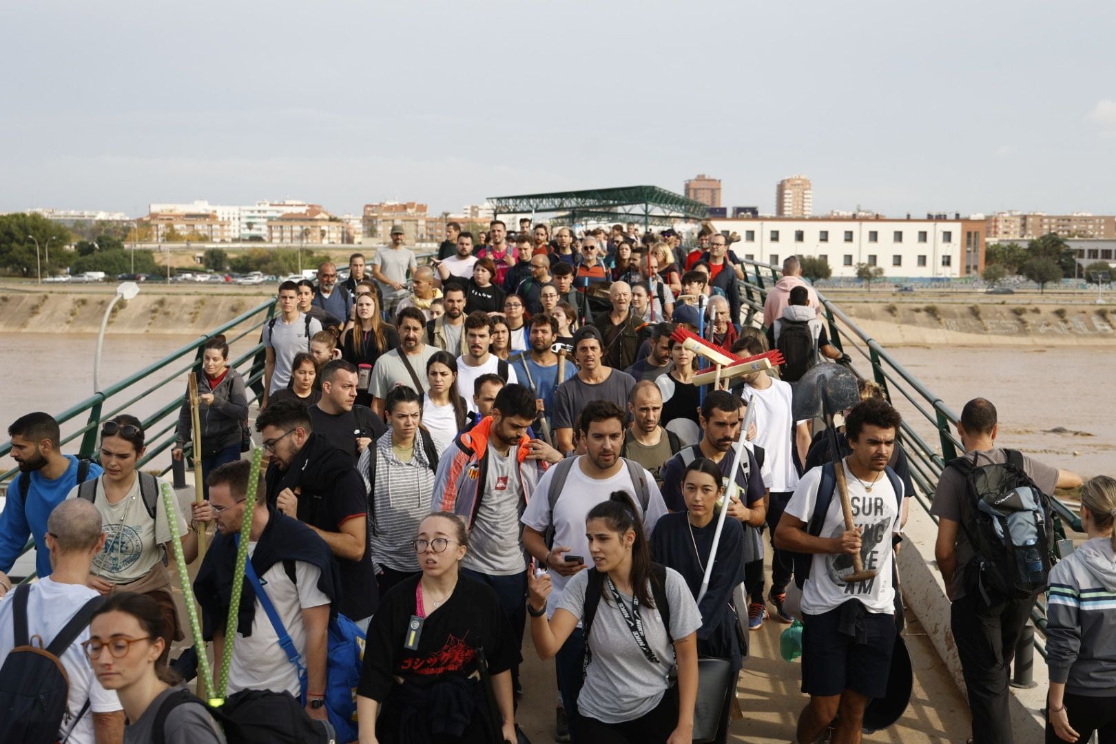 Fotos de la oleada de solidaridad: los valencianos acuden en masa a ayudar a los afectados por la DANA