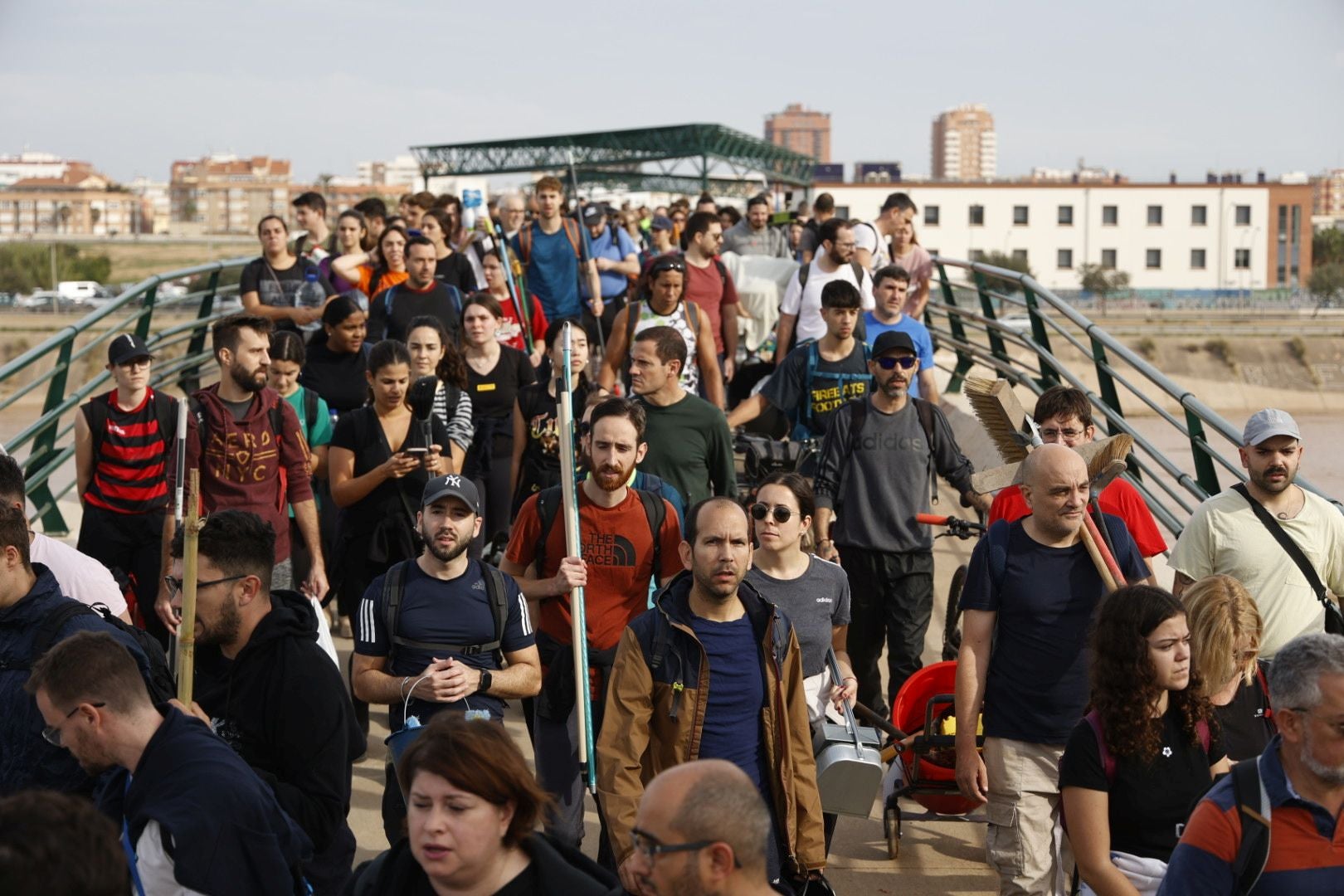 Fotos de la oleada de solidaridad: los valencianos acuden en masa a ayudar a los afectados por la DANA