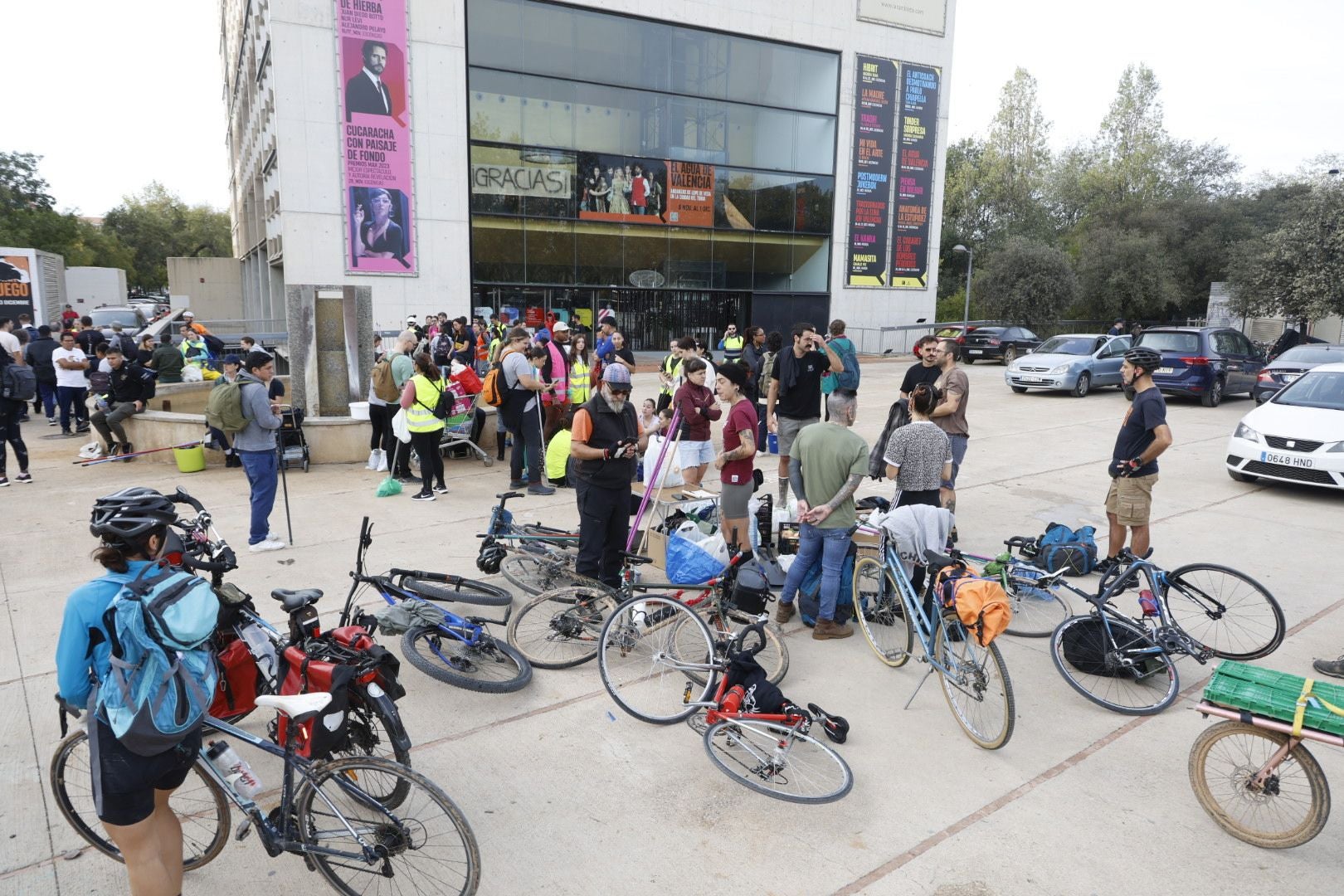 Fotos de la oleada de solidaridad: los valencianos acuden en masa a ayudar a los afectados por la DANA