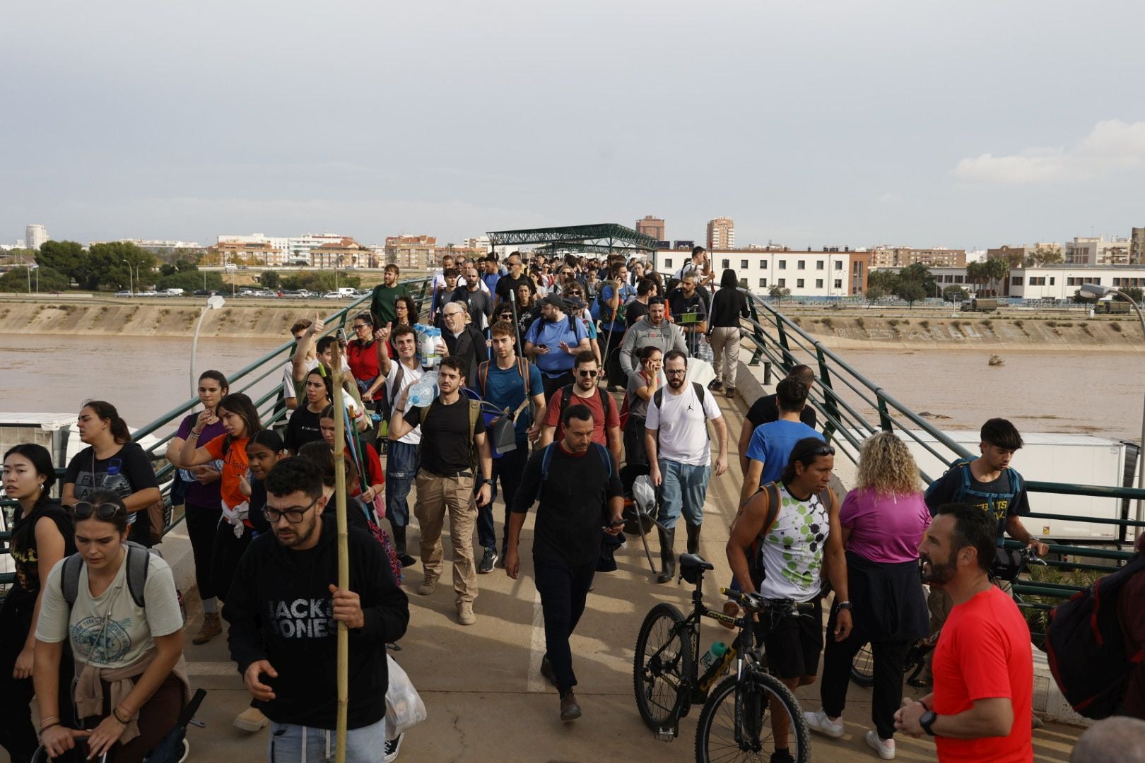 Fotos de la oleada de solidaridad: los valencianos acuden en masa a ayudar a los afectados por la DANA