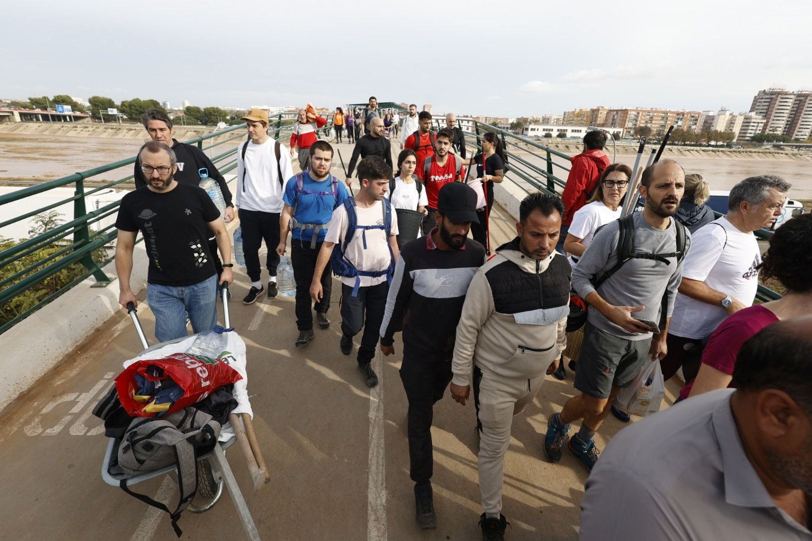 Fotos de la oleada de solidaridad: los valencianos acuden en masa a ayudar a los afectados por la DANA