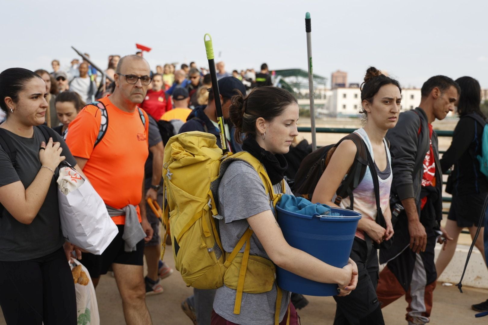 Fotos de la oleada de solidaridad: los valencianos acuden en masa a ayudar a los afectados por la DANA