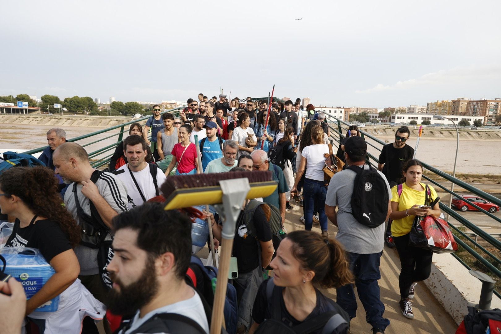 Fotos de la oleada de solidaridad: los valencianos acuden en masa a ayudar a los afectados por la DANA