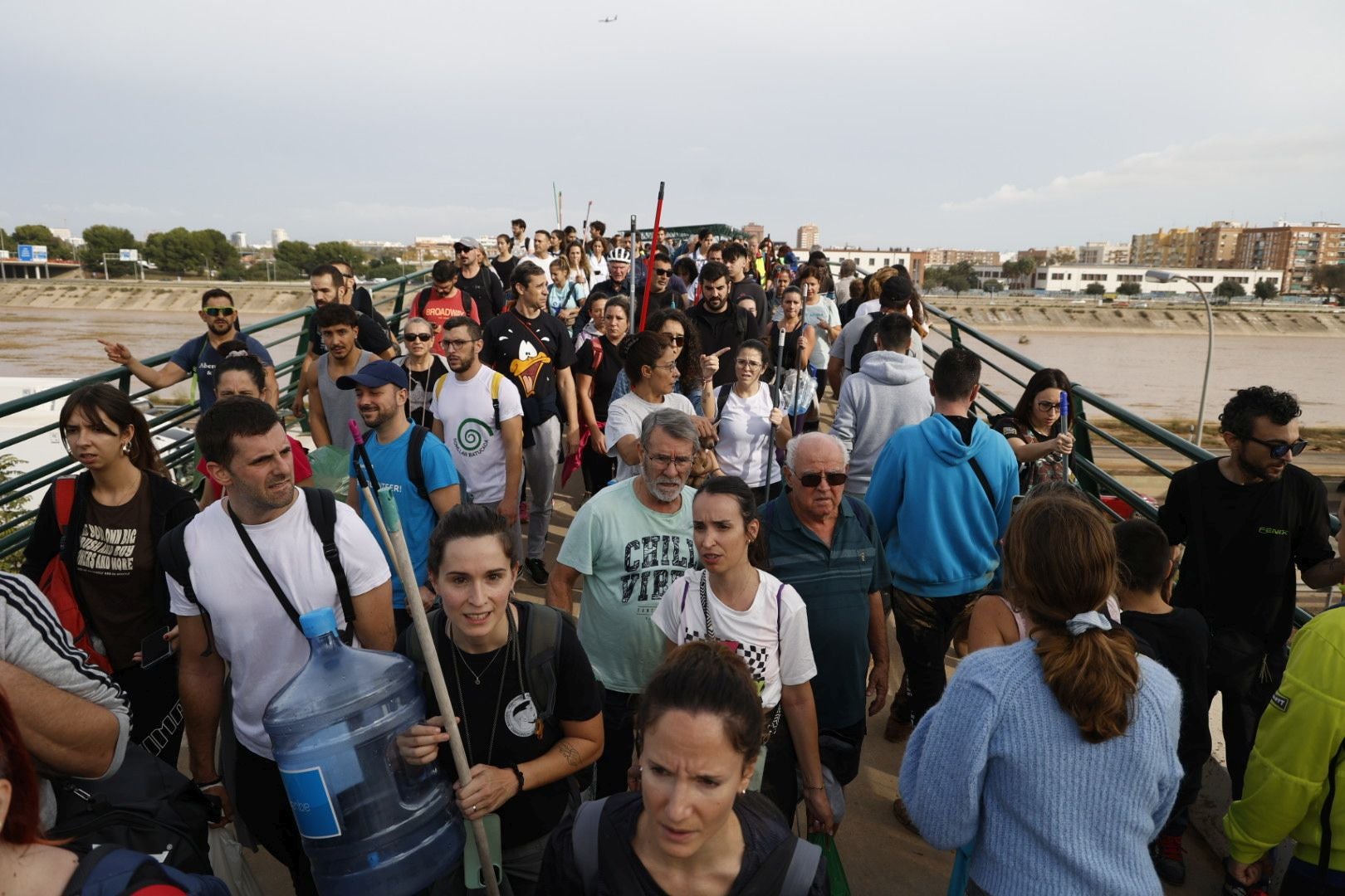 Fotos de la oleada de solidaridad: los valencianos acuden en masa a ayudar a los afectados por la DANA