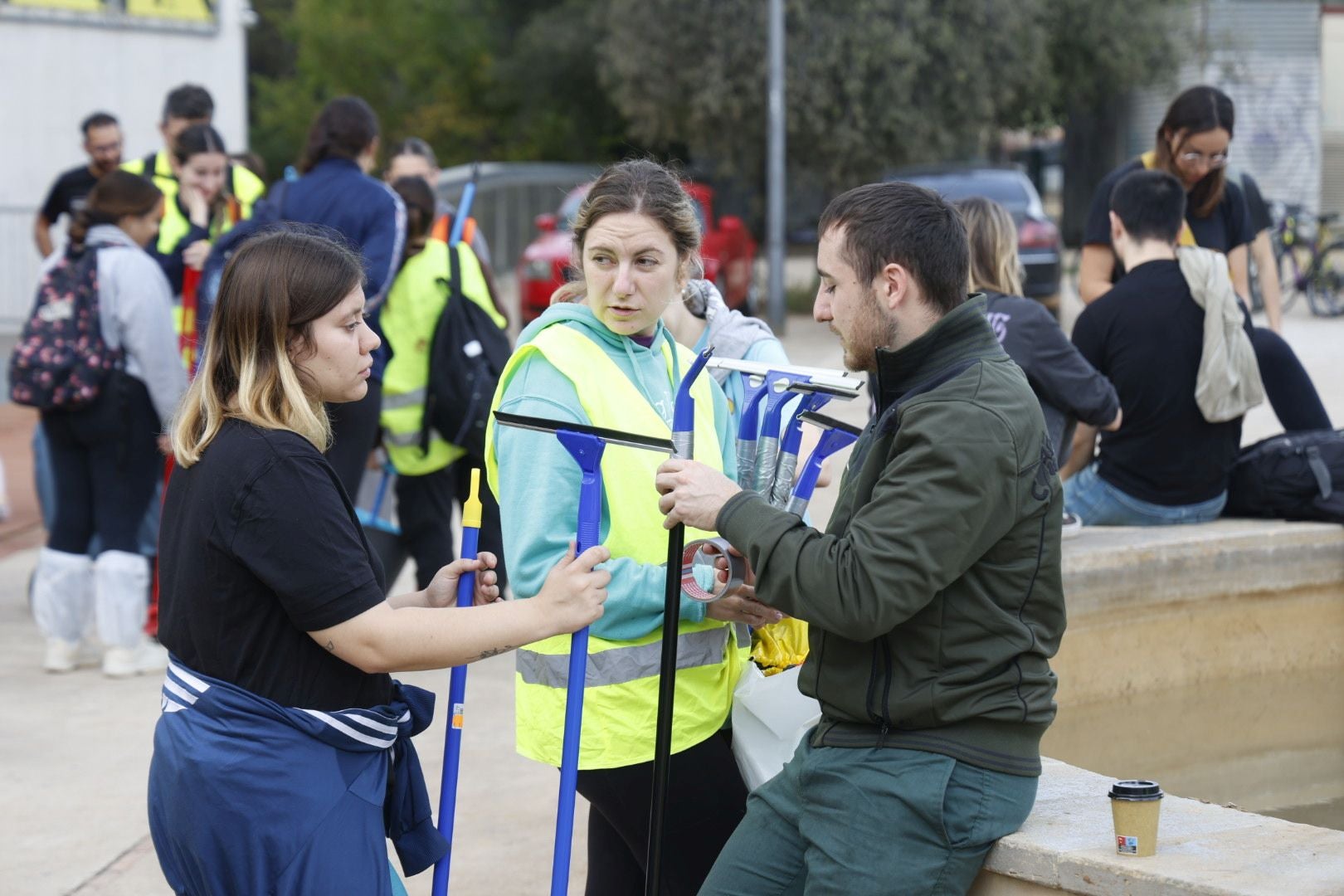 Fotos de la oleada de solidaridad: los valencianos acuden en masa a ayudar a los afectados por la DANA