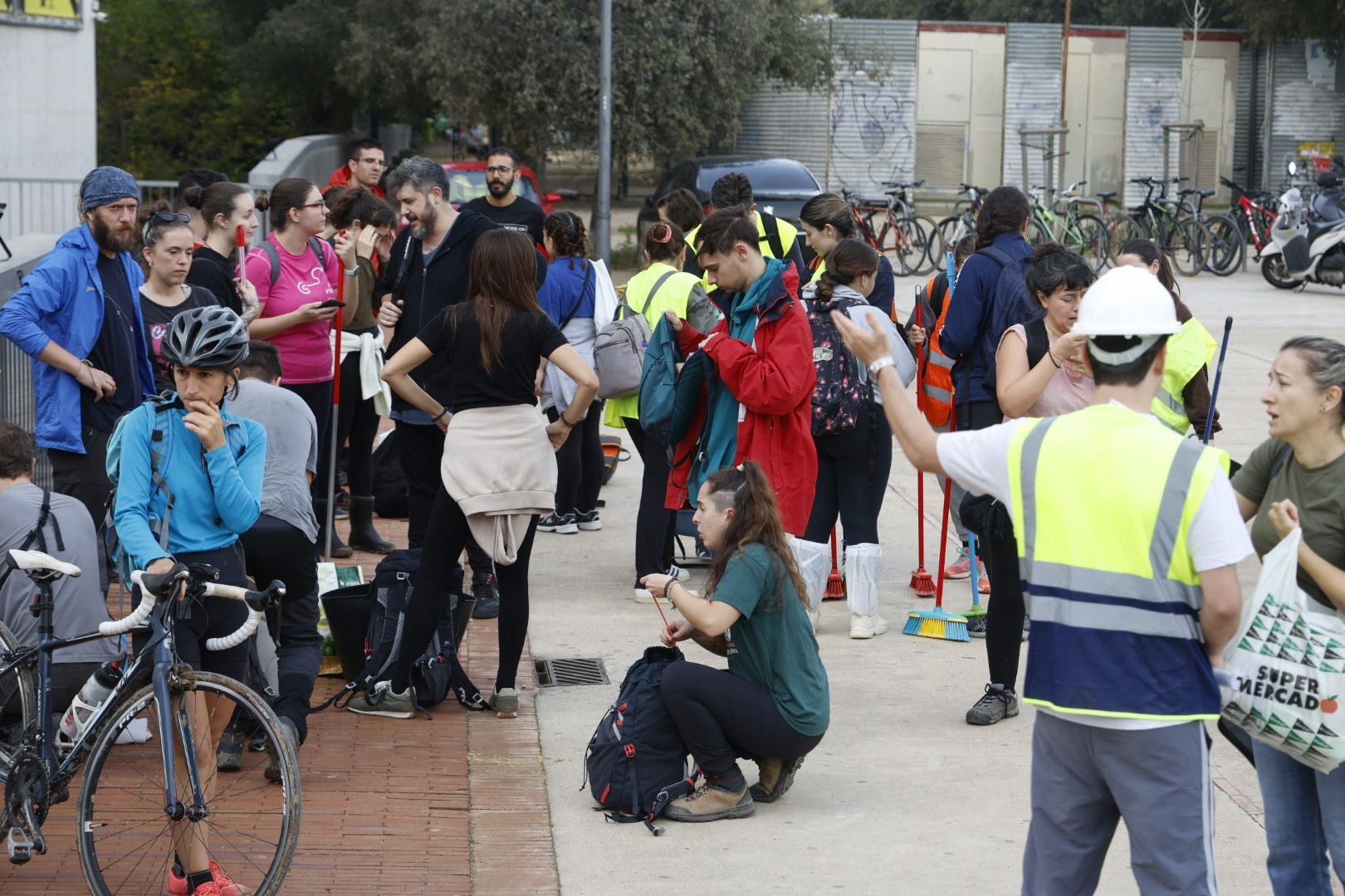 Fotos de la oleada de solidaridad: los valencianos acuden en masa a ayudar a los afectados por la DANA