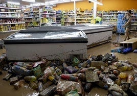 Un supermercado afectado en Picanya.