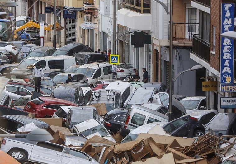 Decenas de coches amontonados en Sedaví tras la DANA.