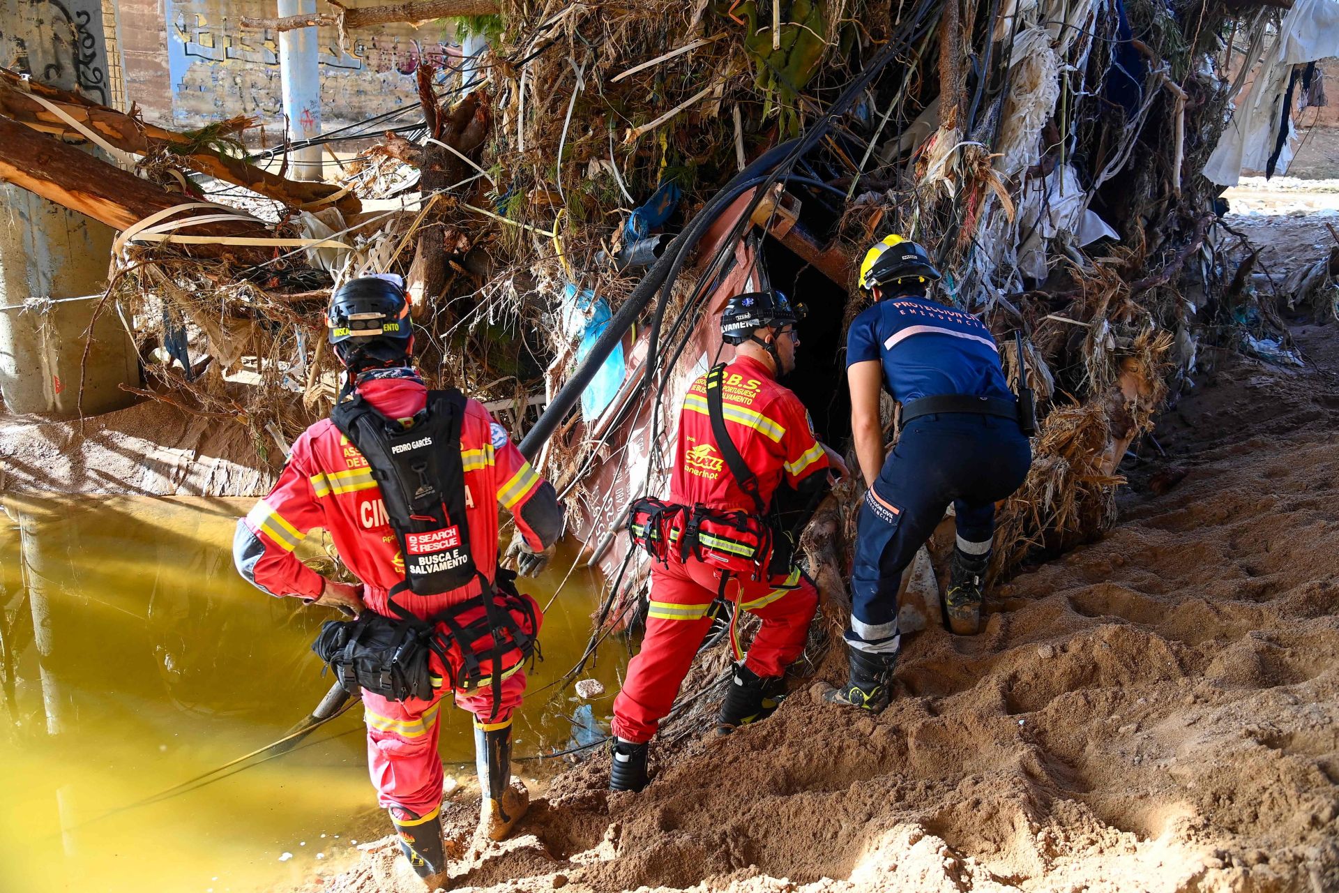 Los rescates continúan entre el barro en los pueblos afectados por la DANA