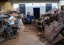 Una de las calles devastadas por la DANA en Paiporta.