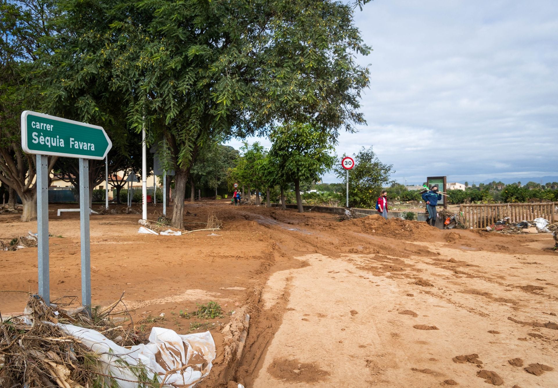 Los rescates continúan entre el barro en los pueblos afectados por la DANA