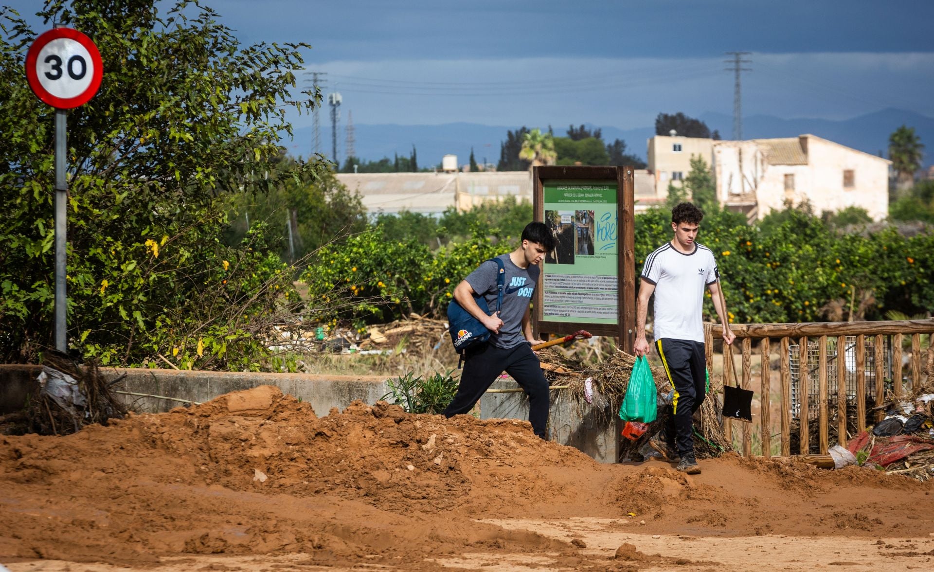 Los rescates continúan entre el barro en los pueblos afectados por la DANA