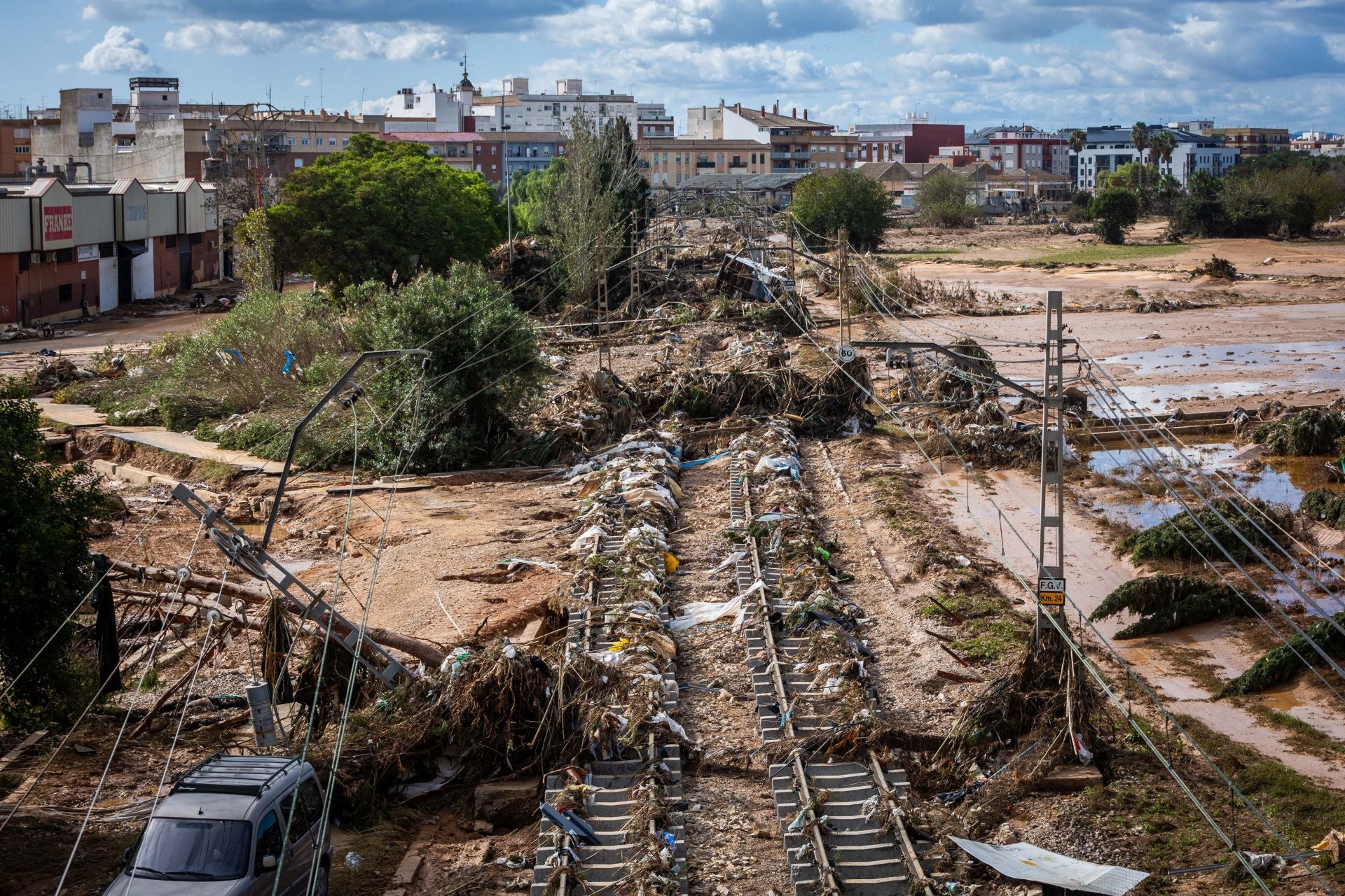 Los rescates continúan entre el barro en los pueblos afectados por la DANA