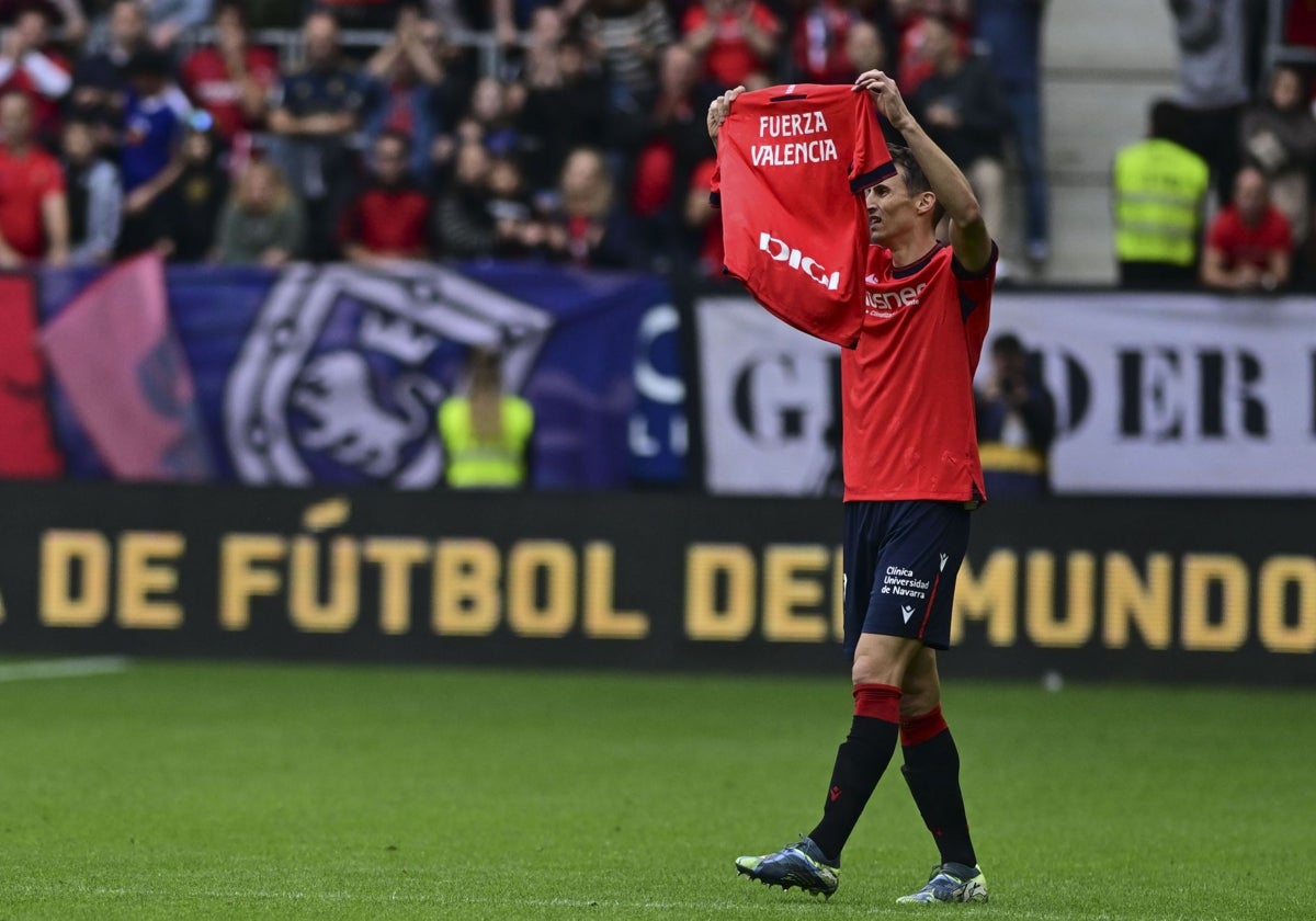 Budimir dedica su gol con Osasuna a los afectados por la tragedia en Valencia.